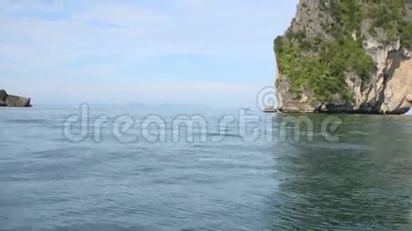 美丽的蔚蓝海岸靠近岛屿视频的预览图