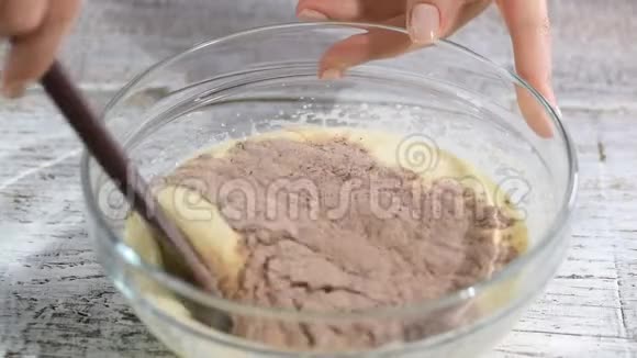 混合可可粉面粉和打好的鸡蛋做巧克力蛋糕系列视频的预览图