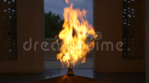 从阿塞拜疆巴库的角度看一场缓慢燃烧的火焰视频的预览图