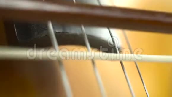 弓的近边接触大提琴乐器上的琴弦视频的预览图