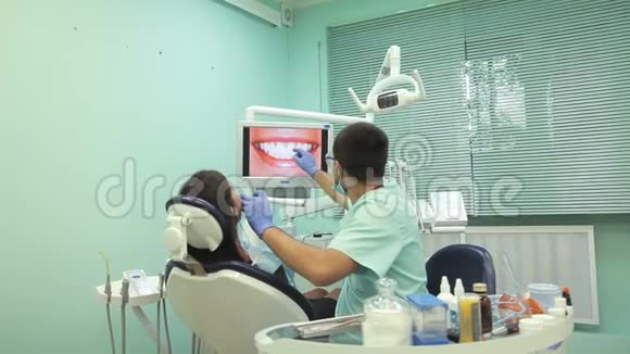 医生在监视器上显示病人的健康牙齿视频的预览图