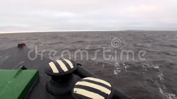 波浪和水面景观从北冰洋船头船在新地球瓦伊加奇视频的预览图