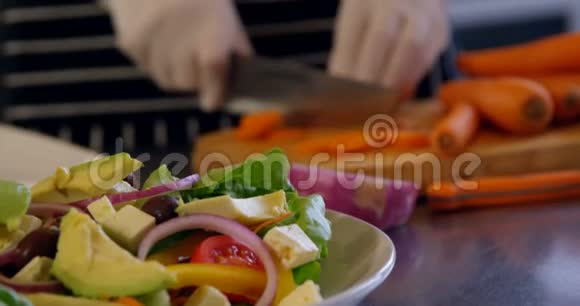商务厨房厨师切胡萝卜4k视频的预览图