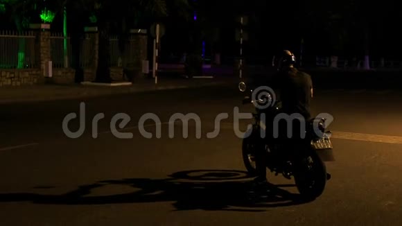 在黑街骑摩托车的头盔男视频的预览图
