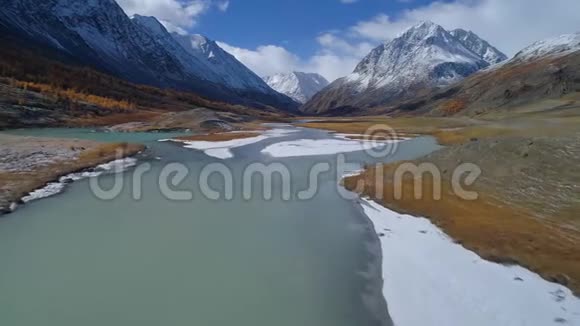 空中飞行河流穿过雪山山谷视频的预览图