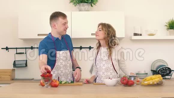 一对美丽而热情的夫妇在厨房里互相喂草莓视频的预览图