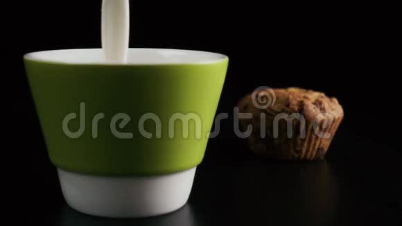 牛奶往杯子里滴了一滴溢了出来慢动作视频的预览图