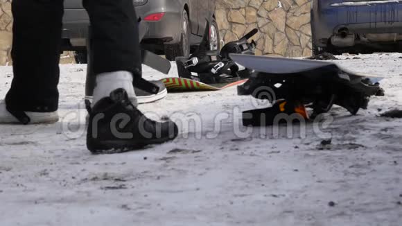 人们穿上鞋子在山上停车场的汽车附近滑雪视频的预览图