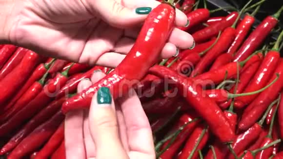 健康的有机辣椒在亚洲食品市场上新鲜的辣椒女人手选择有机辣椒蔬菜视频的预览图