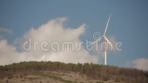 风力发电厂对抗美丽的蓝天视频的预览图