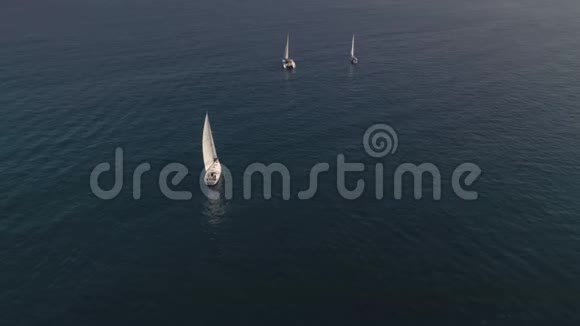 从无人驾驶飞机俯瞰蓝色海景的白色帆船视频的预览图