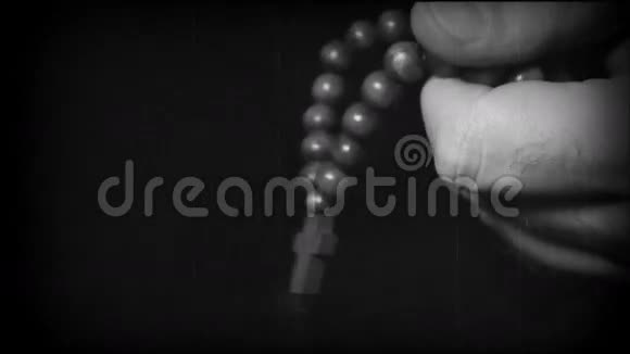 用念珠十字架祈祷双手视频的预览图