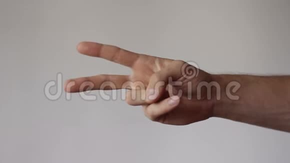 双手给一个剪刀隔离视频的预览图