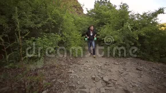 这个年轻人背着背包在山上旅行视频的预览图
