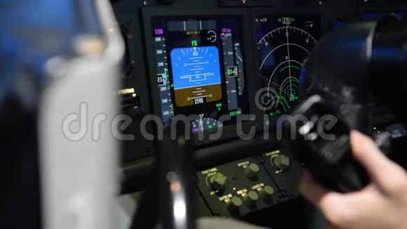 飞机向左转弯时的驾驶舱显示面板视频的预览图