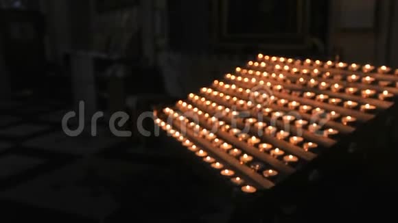 蜡烛在祭坛附近燃烧教堂仪式视频的预览图