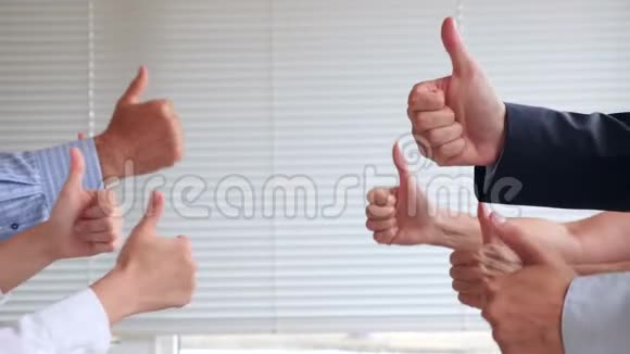 手指向上的索引身体的语言手势非语言信号一群商人竖起大拇指视频的预览图