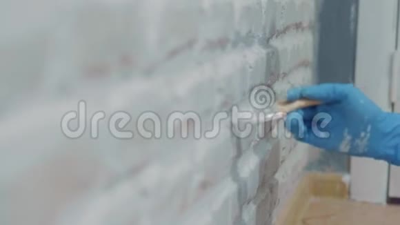 整治男子画一面墙欣赏作品慢动作关门视频的预览图