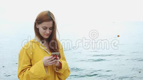 在海边看电话的女人视频的预览图