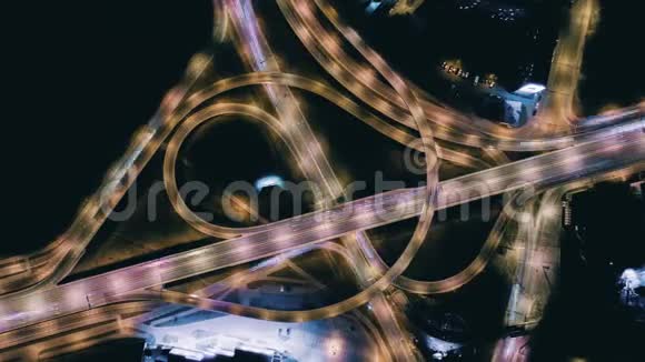 夜间钻孔机时间推移城市大桥高架桥道路交通机钻孔机快速行驶视频的预览图