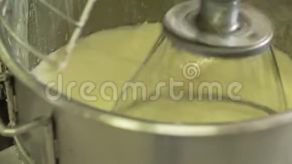 在电动搅拌器中将奶油蛋糕的黄油和鸡蛋合上视频的预览图