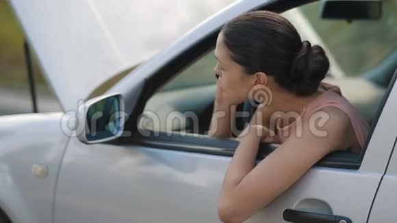 坐在破车里呼救的女人视频的预览图