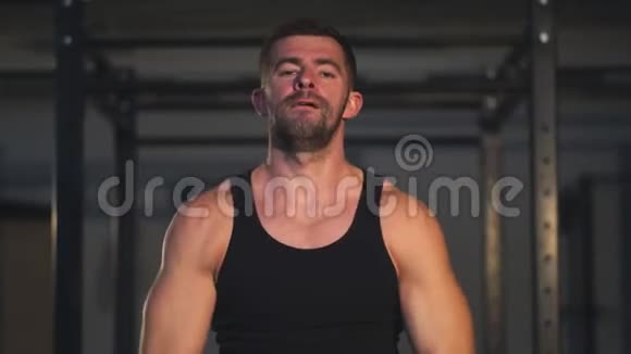 运动型肌肉男正在健身视频的预览图