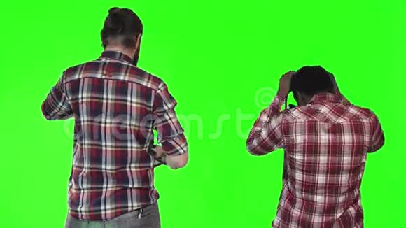 两个人穿着绿色屏幕上的虚拟现实谷歌视频的预览图