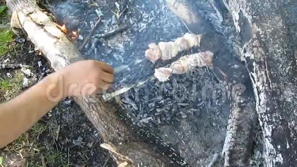 一个人正在烧烤串上煎肉25岁视频的预览图