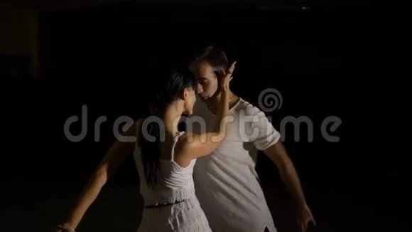 美丽的职业舞者激情演绎拉丁舞视频的预览图