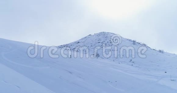 侧航越冬雪山滑雪田径场登山滑雪者走上登山白雪覆盖视频的预览图