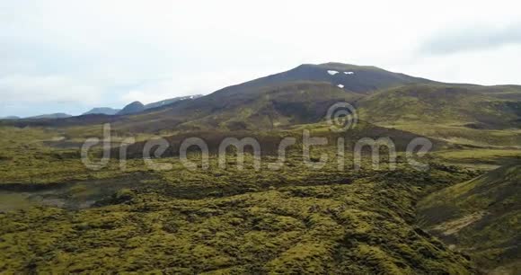 无人机飞过冰岛美丽的熔岩场空中拍摄的风景如画的自然视频的预览图