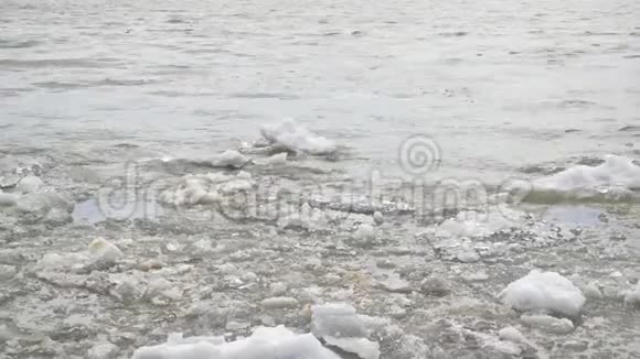 浅冰沿着河漂春天视频的预览图