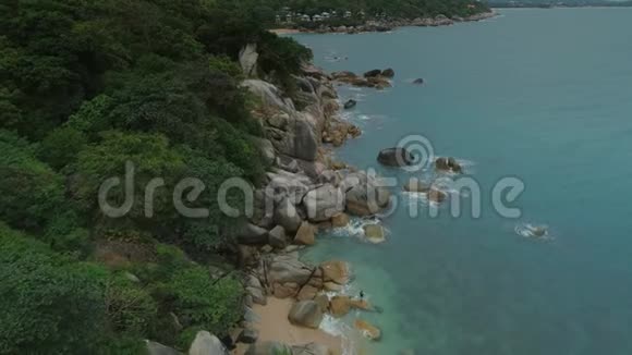 海滨石蓝色的海洋海湾自然泰国海岸棕榈和岩石视频的预览图
