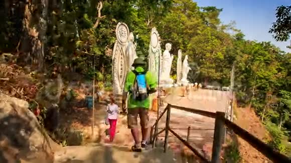 游客女男子前往塔翠寺神像廊视频的预览图