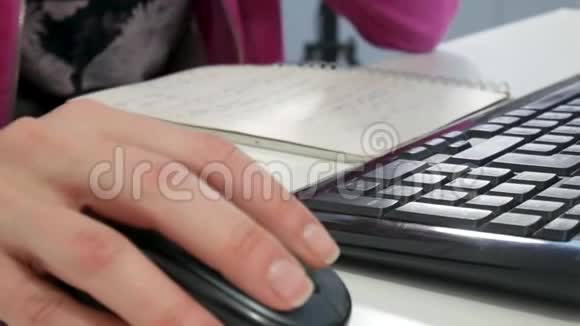 键盘输入关闭女人的手指在电脑键盘上工作日常生活中的技术视频的预览图