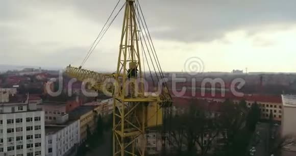 鸟瞰建筑起重机的电影镜头视频的预览图