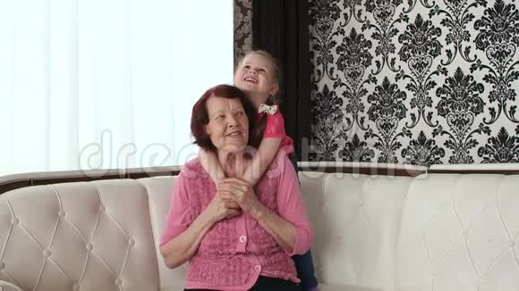 快乐的祖母拥抱她的小孙女视频的预览图