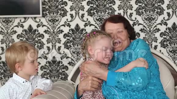 快乐的祖母拥抱她的小孙女视频的预览图