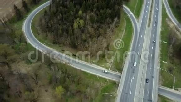 空中无人机视野的交通农村巷道附近的绿色森林汽车穿过叉子视频的预览图