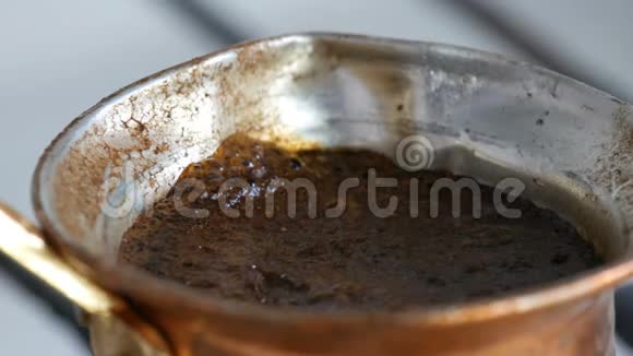 把黑咖啡放在铜桶里煮然后在煤气炉上煮咖啡师在家附近准备热饮视频的预览图