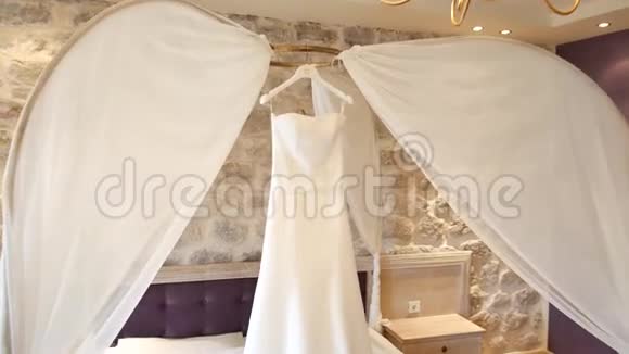 新娘的婚纱挂在床上收款o视频的预览图