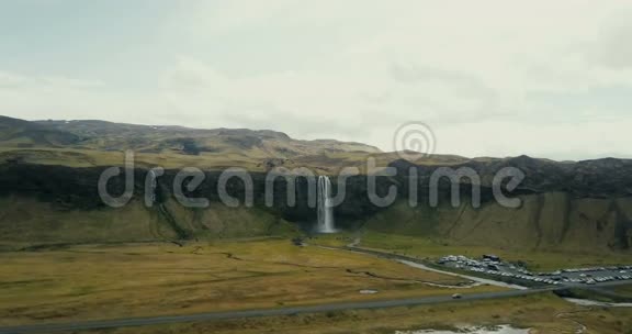 科普特接近冰岛强大的瀑布Seljalandsfoss著名的旅游场所视野惊人视频的预览图