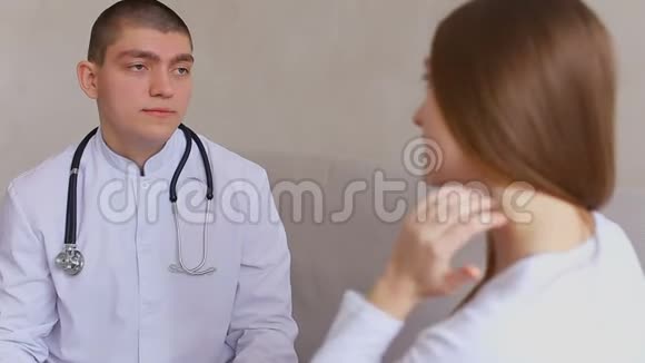 小女孩来看医生医生开了药一男一女坐在一张灰色沙发上视频的预览图