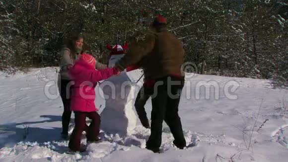 一家人在冬天玩雪视频的预览图
