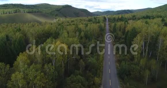 空中无人驾驶飞机景观从空中飞过秋天的森林景观视频的预览图