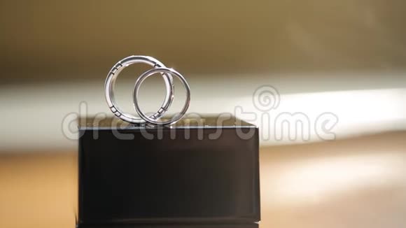 银婚戒指在盒子宏观特写拍摄钻石珠宝视频的预览图