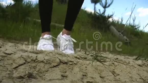 穿着白色运动鞋的运动女孩揉捏脚部的肌肉视频的预览图