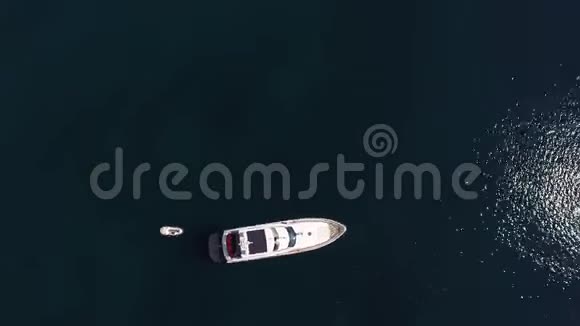 海上游艇空中摄影无人机布德瓦靠近DukleyG视频的预览图
