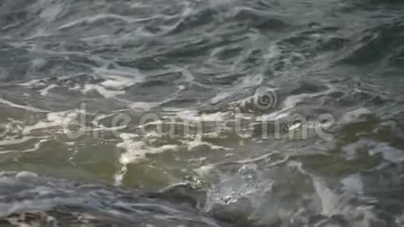 海浪冲击岩石缓慢运动视频的预览图
